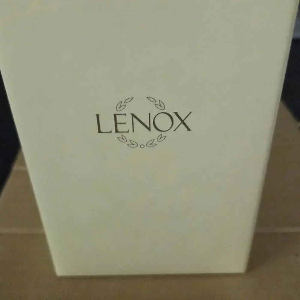 Lenox Floral Bud Vase Cream Fine Bone China Gold Trim Rose Embossed 762253 6.5